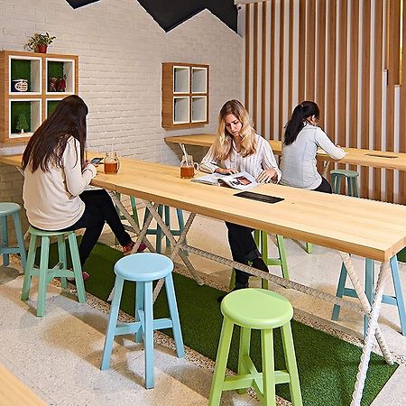 East Hostel Джиаоси Екстериор снимка