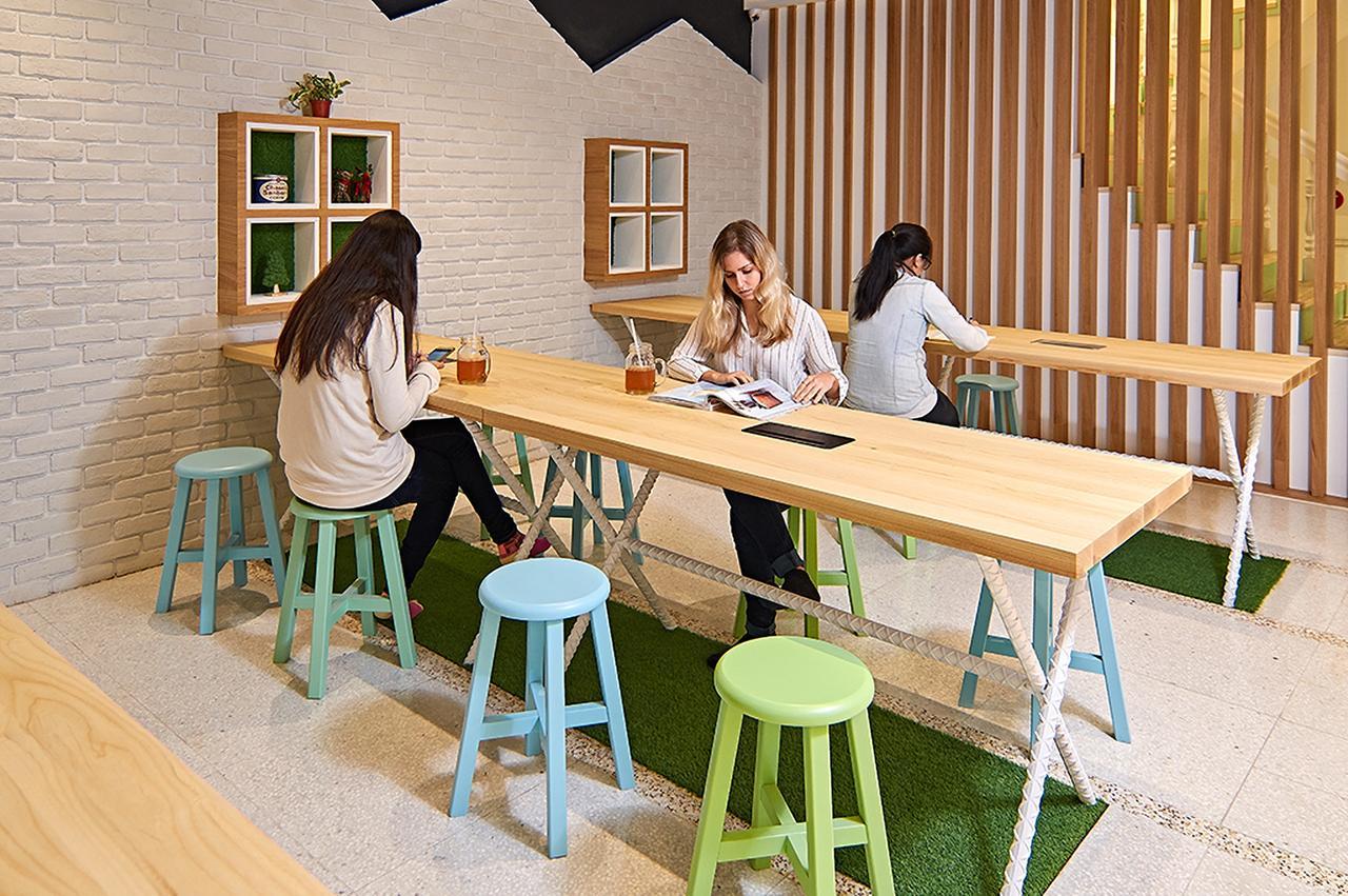 East Hostel Джиаоси Екстериор снимка