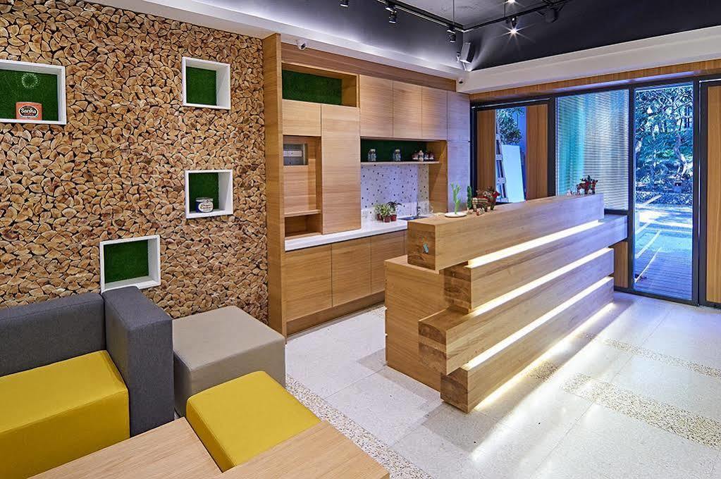 East Hostel Джиаоси Екстериор снимка