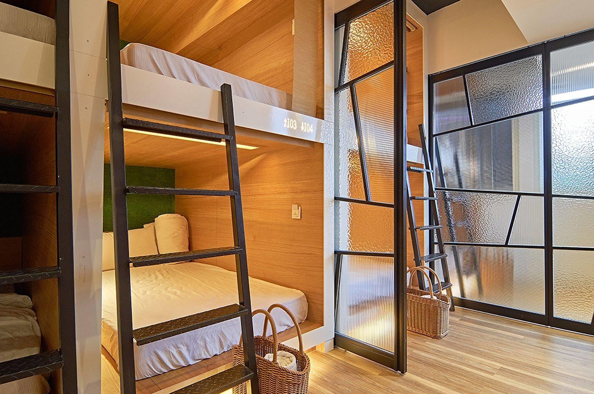 East Hostel Джиаоси Екстериор снимка