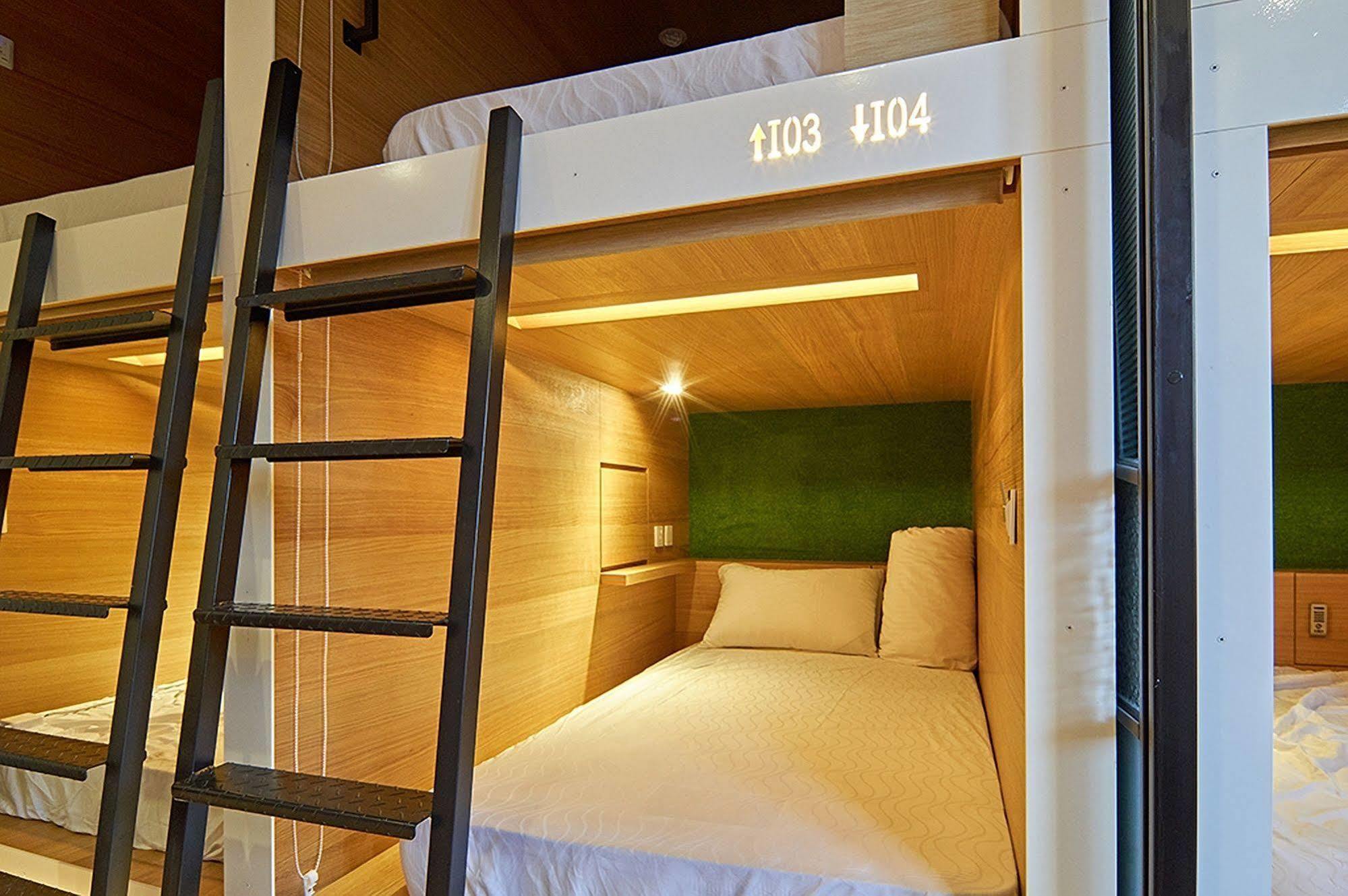 East Hostel Джиаоси Екстериор снимка