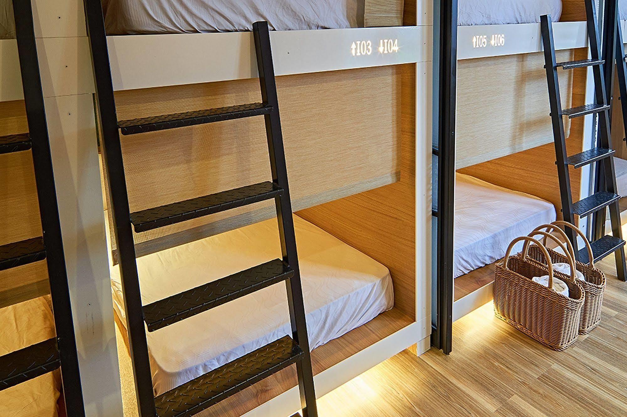 East Hostel Джиаоси Екстериор снимка