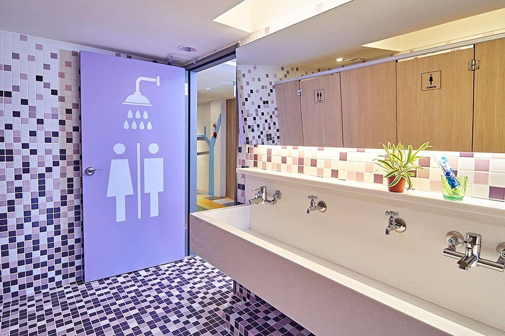 East Hostel Джиаоси Екстериор снимка