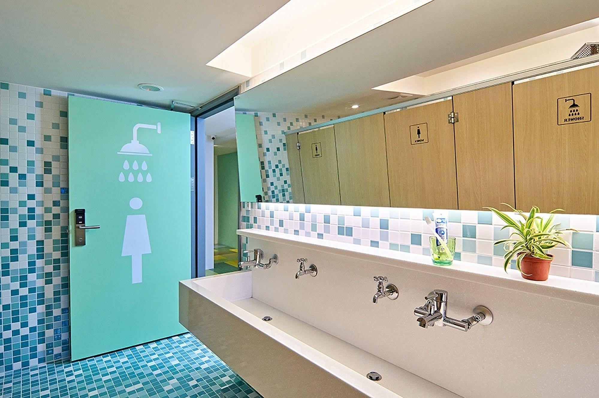 East Hostel Джиаоси Екстериор снимка