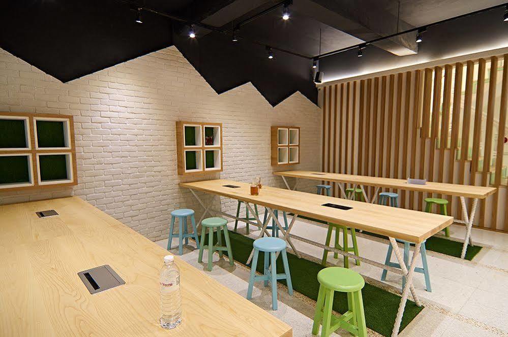East Hostel Джиаоси Екстериор снимка